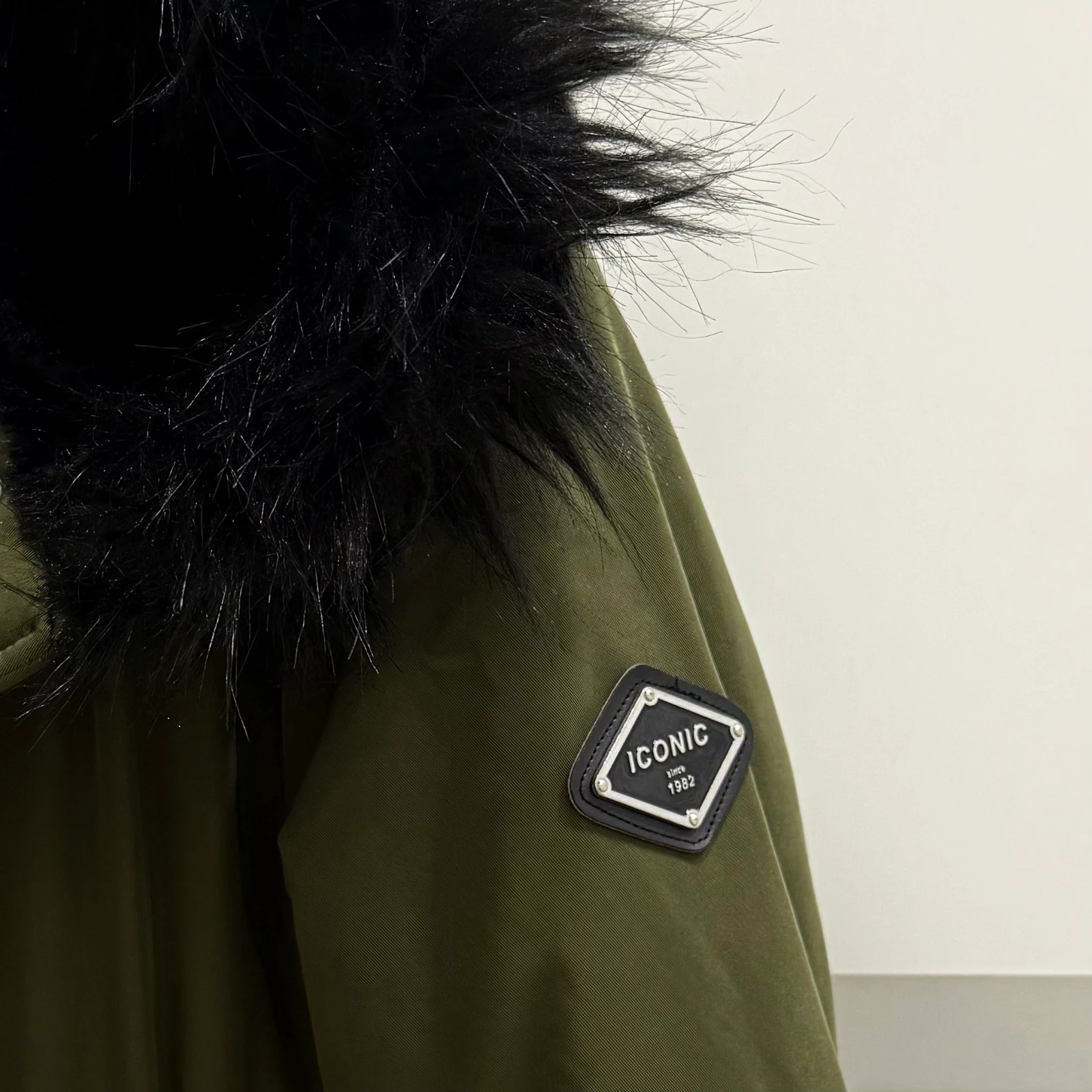 Groene parka met capuchon zwart haar – photo 4